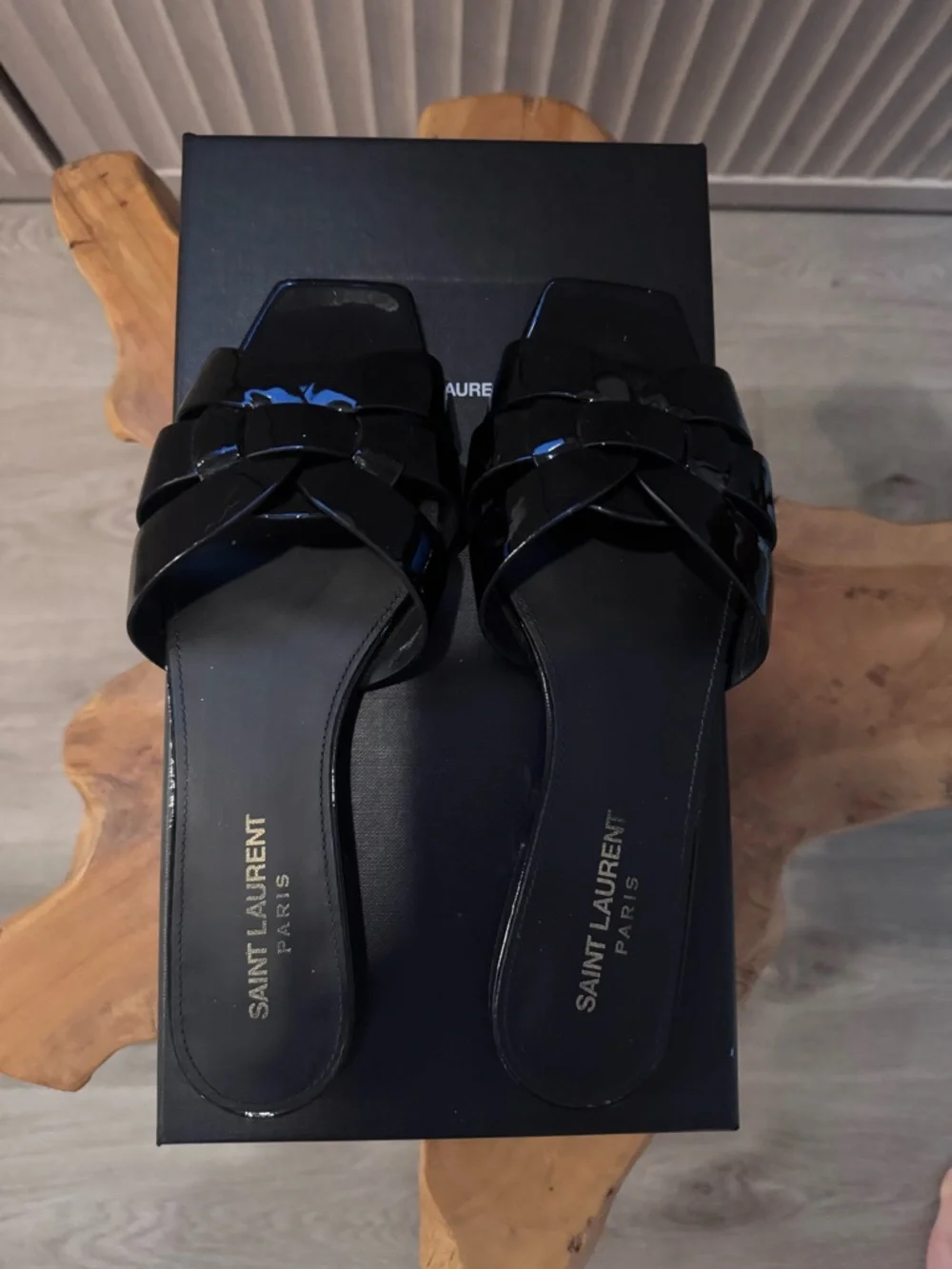 SAINT LAURENT
Tribute Nu Pieds Patent Leather Flat Sandals - Picture 8 of 13